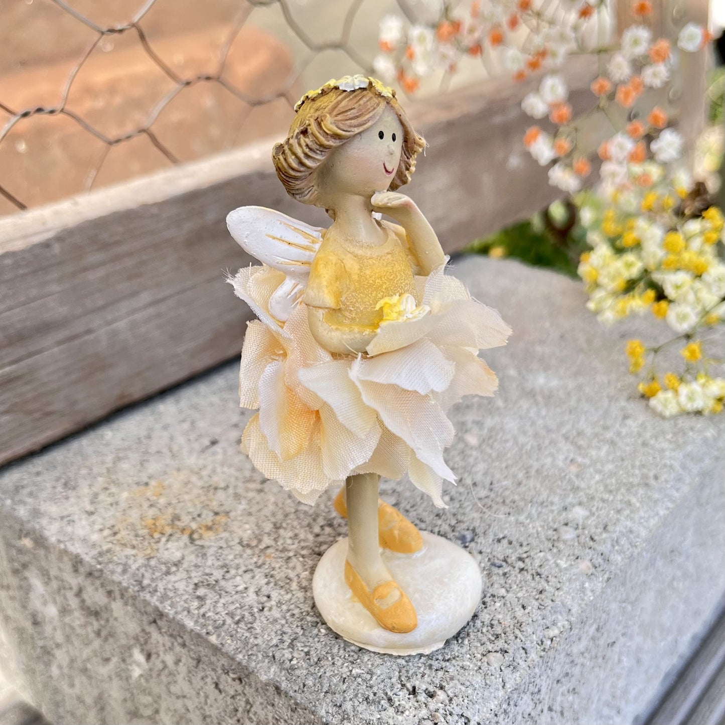 Elfe Seidenblume - stehend - in gelb. Es gibt sie in 2 Ausführungen.
Maße: Höhe ca. 9,5 cm
Material: Polyresin, Kunststoff
Farben: gelb
Lieferumfang: 1 Elfe in der ausgesuchten Variante