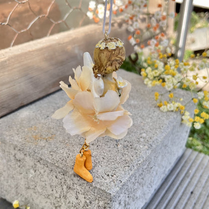 Elfe Seidenblume zum hinhängen in gelb
Maße: Höhe ca 9,5 cm + Hänger
Material: Polyresin, Kunststoff, Metall
Farben: gelb
Lieferumfang: 1 Elfe Seidenblume zum Hängen in gelb