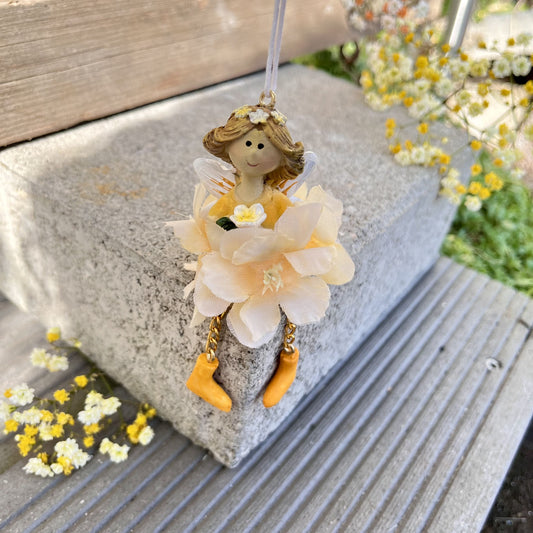 Elfe Seidenblume zum hinhängen in gelb
Maße: Höhe ca 9,5 cm + Hänger
Material: Polyresin, Kunststoff, Metall
Farben: gelb
Lieferumfang: 1 Elfe Seidenblume zum Hängen in gelb