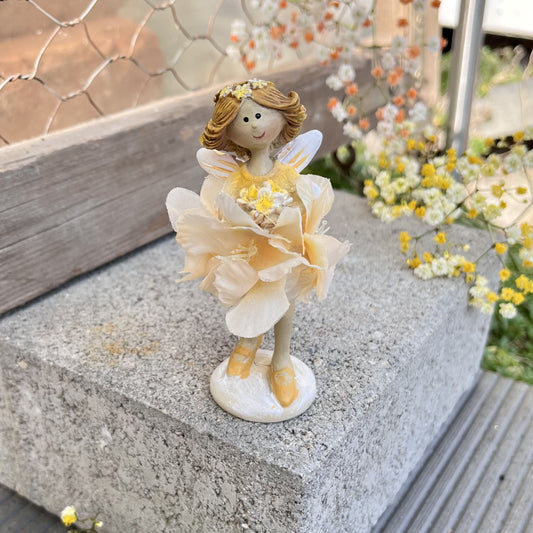 Elfe Seidenblume - stehend - in gelb. Es gibt sie in 2 Ausführungen.
Maße: Höhe ca. 9,5 cm
Material: Polyresin, Kunststoff
Farben: gelb
Lieferumfang: 1 Elfe in der ausgesuchten Variante