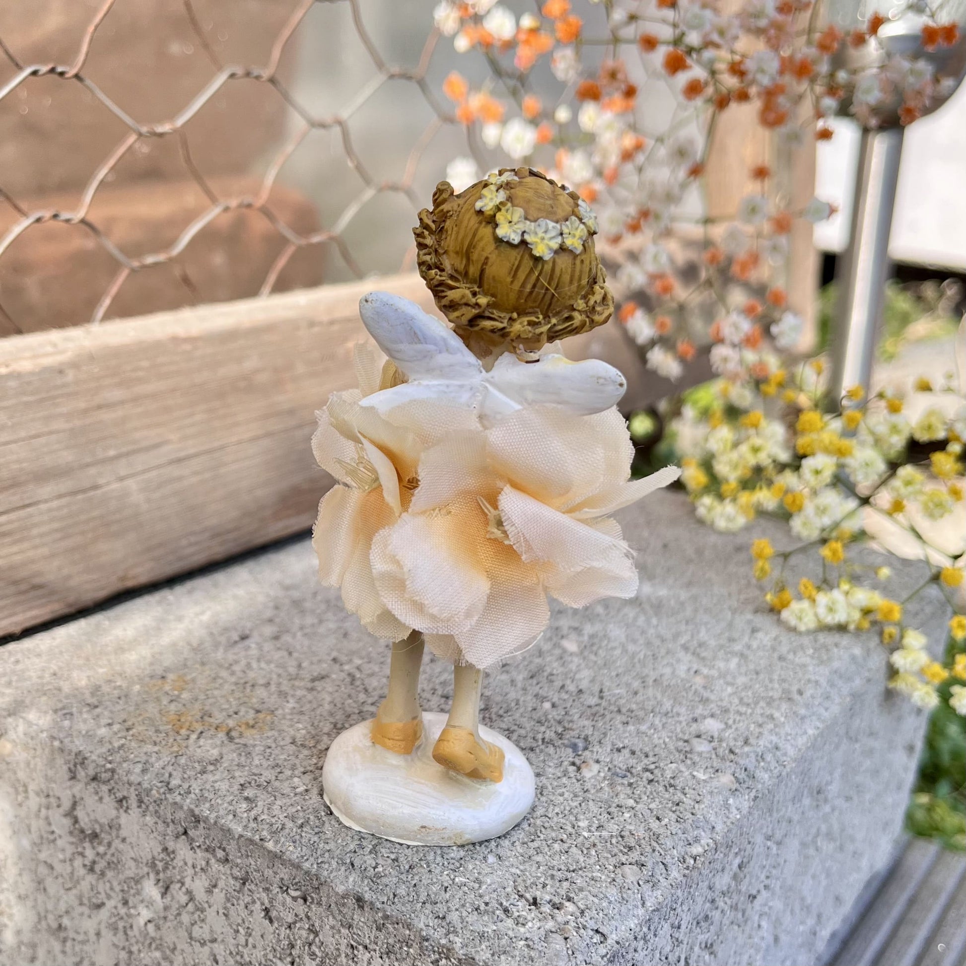 Elfe Seidenblume - stehend - in gelb. Es gibt sie in 2 Ausführungen.
Maße: Höhe ca. 9,5 cm
Material: Polyresin, Kunststoff
Farben: gelb
Lieferumfang: 1 Elfe in der ausgesuchten Variante