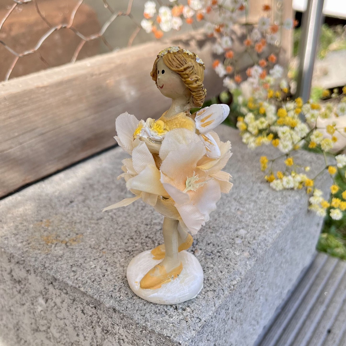Elfe Seidenblume - stehend - in gelb. Es gibt sie in 2 Ausführungen.
Maße: Höhe ca. 9,5 cm
Material: Polyresin, Kunststoff
Farben: gelb
Lieferumfang: 1 Elfe in der ausgesuchten Variante