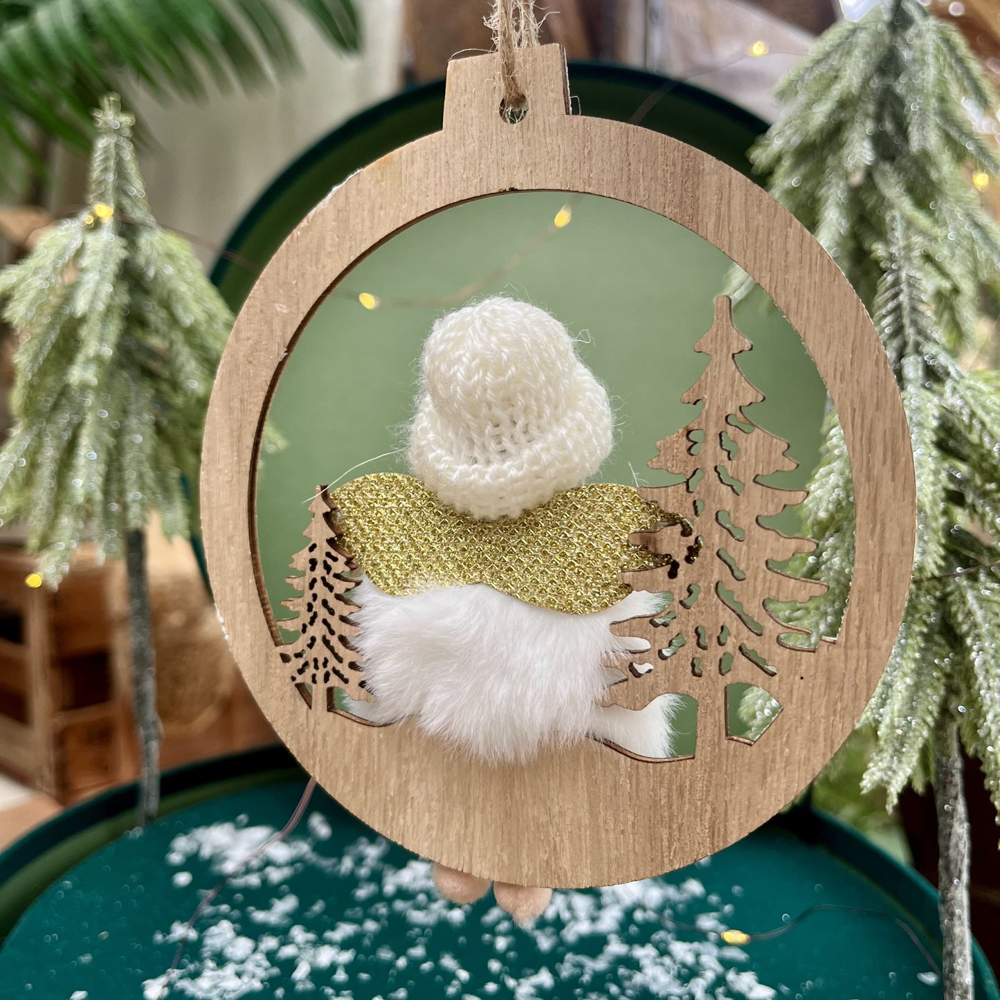 Eingemummelt in ein kuscheliges Winterkleid und großer Strickmütze versprüht dieses charmante Engelchen sofort Weihnachtsgefühle. Der Dekohänger mit naturalistischen Holzbäumen im Hintergrund schafft eine gemütliche, winterliche Szenerie – perfekt zum Aufhängen an Wand, am Fenster oder im Weihnachtsbaum.

Erhältlich in zwei Varianten.



Durchmesser: ca. 13,0 cm

Material: Holz, Fell, Stoff

Farben: natur, weiß, gold

Lieferumfang: 1 Engel in der ausgesuchten Variante