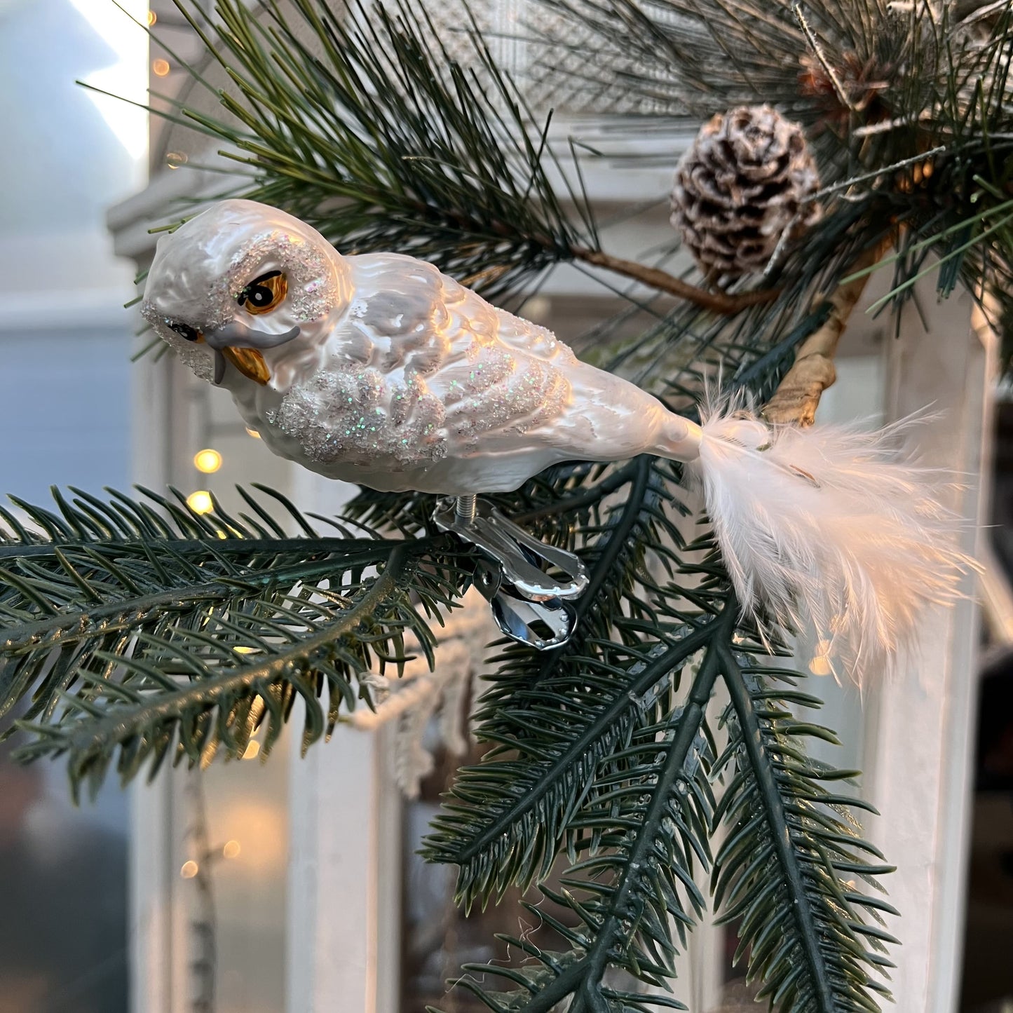 Dieses Käuzchen mit Marabufedern ist ein Meisterwerk traditioneller Glaskunst aus Lauscha / Thüringen – mundgeblasen und liebevoll von Hand gefertigt.
Als Teil unserer Kollektion ältester Hohlglas-Schmucktechniken ist dieses Stück nicht nur ein jährlicher Begleiter, sondern ein vererbbarer Schatz mit Wertsteigerung, der Generationen Freude bereitet