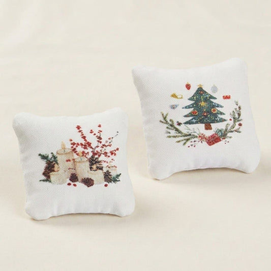 2 Kissen mit weihnachtlichen Motiven als Wichteltür Zubehör. Damit können ein Sofa, oder ein Stuhl wunderbar dekoriert werden.
Maße: ca. 4 cm
Material: Stoff
Farben: weiß
Lieferumfang: 2 Kissen