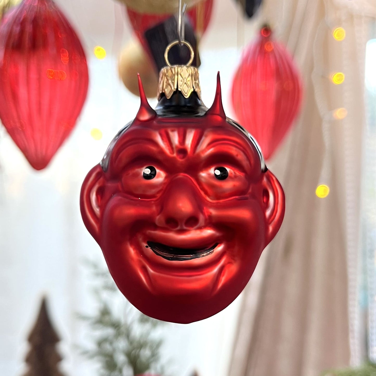 Dieser rote Krampus ist ein Meisterwerk traditioneller Böhmischer Glaskunst – mundgeblasen und liebevoll von Hand gefertigt.
Als Teil unserer Kollektion ältester Hohlglas-Schmucktechniken ist dieses Stück nicht nur ein jährlicher Begleiter, sondern ein vererbbarer Schatz mit Wertsteigerung, der Generationen Freude bereitet