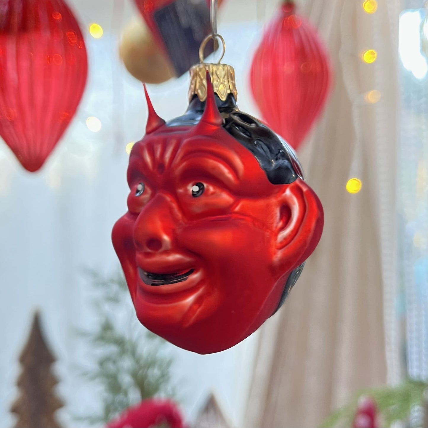 Dieser rote Krampus ist ein Meisterwerk traditioneller Böhmischer Glaskunst – mundgeblasen und liebevoll von Hand gefertigt.
Als Teil unserer Kollektion ältester Hohlglas-Schmucktechniken ist dieses Stück nicht nur ein jährlicher Begleiter, sondern ein vererbbarer Schatz mit Wertsteigerung, der Generationen Freude bereitet