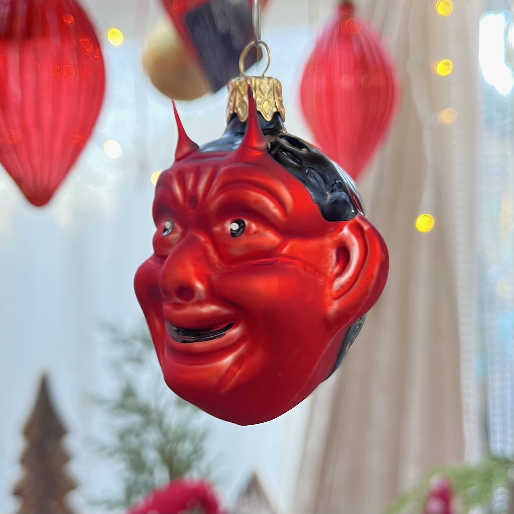 Dieser rote Krampus ist ein Meisterwerk traditioneller Böhmischer Glaskunst – mundgeblasen und liebevoll von Hand gefertigt.
Als Teil unserer Kollektion ältester Hohlglas-Schmucktechniken ist dieses Stück nicht nur ein jährlicher Begleiter, sondern ein vererbbarer Schatz mit Wertsteigerung, der Generationen Freude bereitet