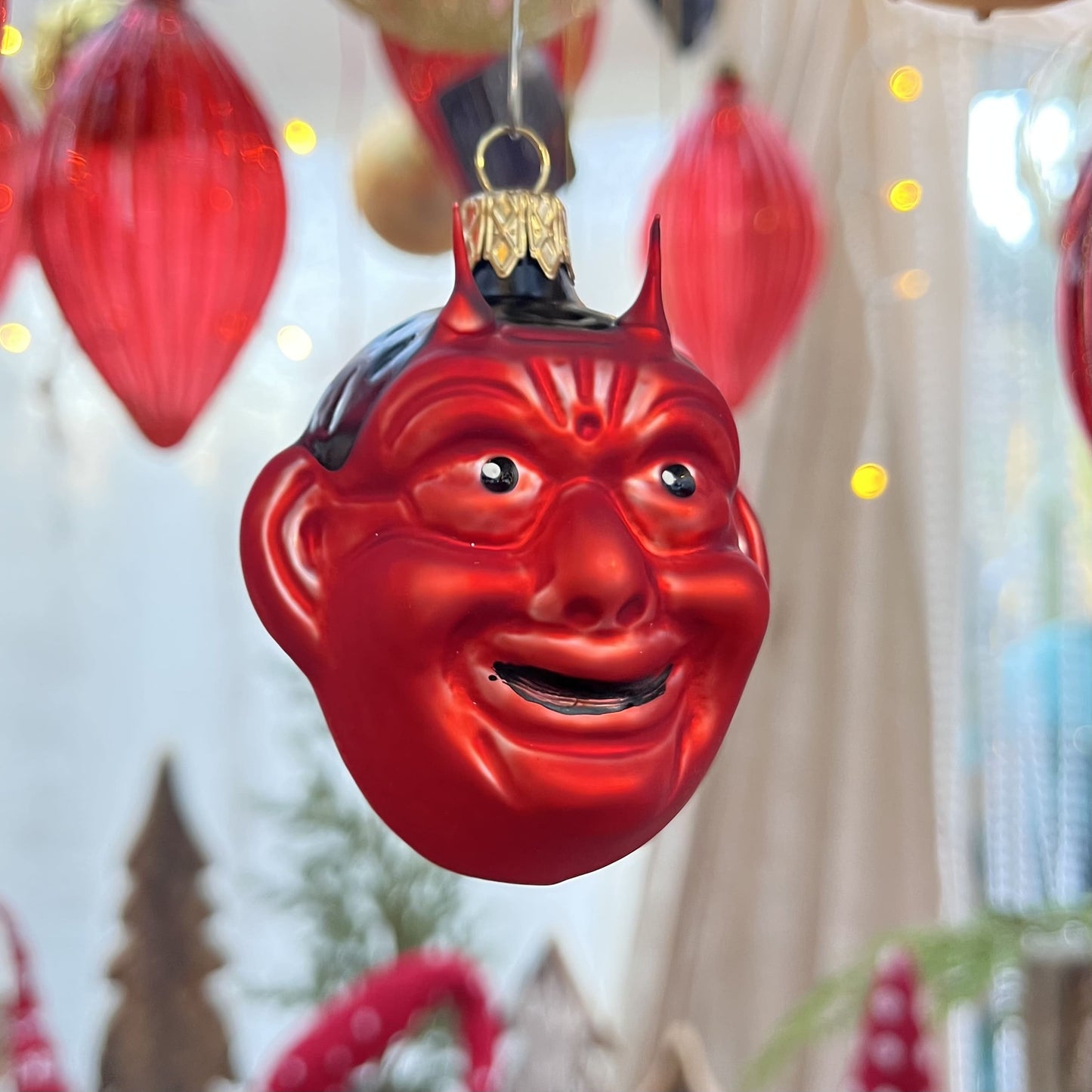 Dieser rote Krampus ist ein Meisterwerk traditioneller Böhmischer Glaskunst – mundgeblasen und liebevoll von Hand gefertigt.
Als Teil unserer Kollektion ältester Hohlglas-Schmucktechniken ist dieses Stück nicht nur ein jährlicher Begleiter, sondern ein vererbbarer Schatz mit Wertsteigerung, der Generationen Freude bereitet