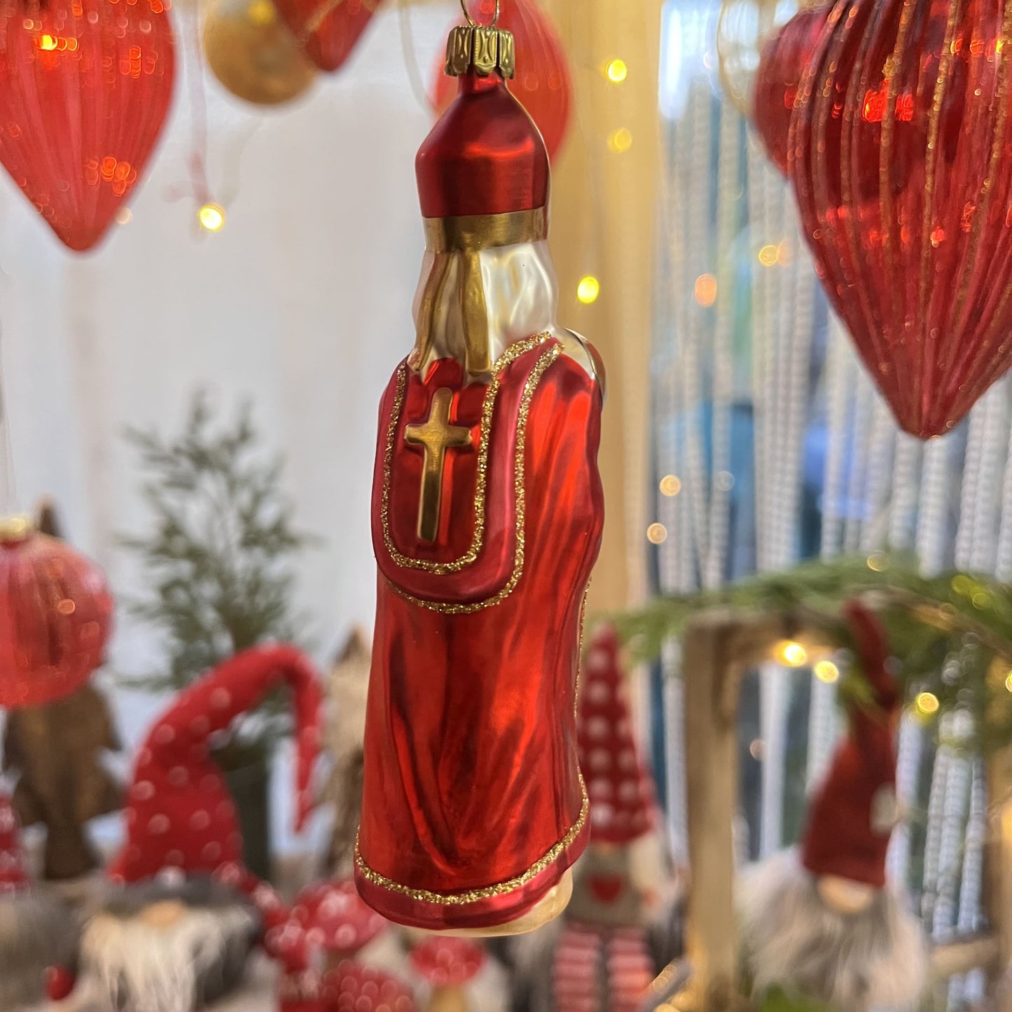 Dieser Nikolaus ist ein Meisterwerk traditioneller Glaskunst aus Lauscha / Thüringen – mundgeblasen und liebevoll von Hand gefertigt. Als Teil unserer Kollektion ältester Hohlglas-Schmucktechniken ist dieser Christbaumschmuck nicht nur ein jährlicher Begleiter, sondern ein vererbbarer Schatz mit Wertsteigerung, der Generationen Freude bereitet