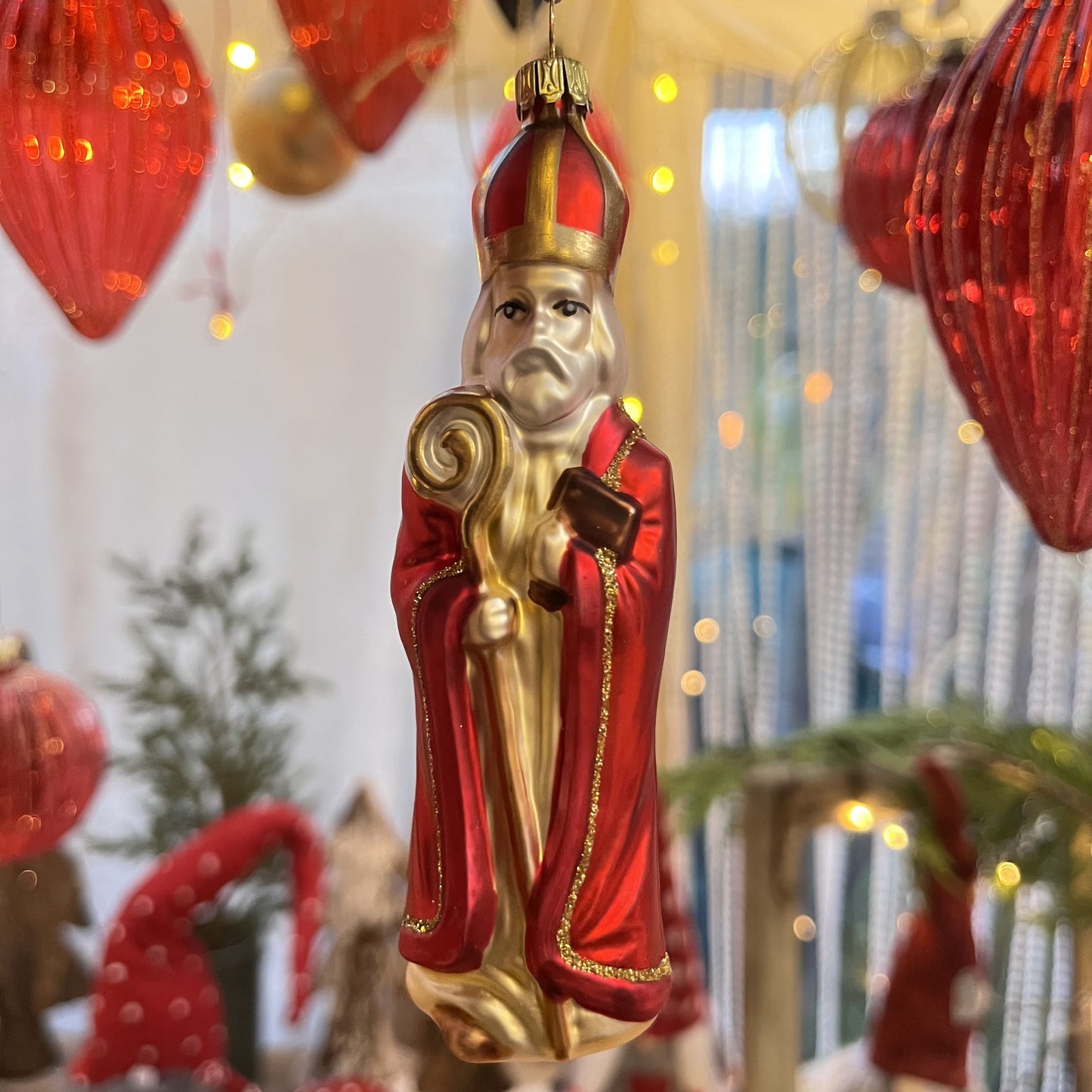 Dieser Nikolaus ist ein Meisterwerk traditioneller Glaskunst aus Lauscha / Thüringen – mundgeblasen und liebevoll von Hand gefertigt. Als Teil unserer Kollektion ältester Hohlglas-Schmucktechniken ist dieser Christbaumschmuck nicht nur ein jährlicher Begleiter, sondern ein vererbbarer Schatz mit Wertsteigerung, der Generationen Freude bereitet
