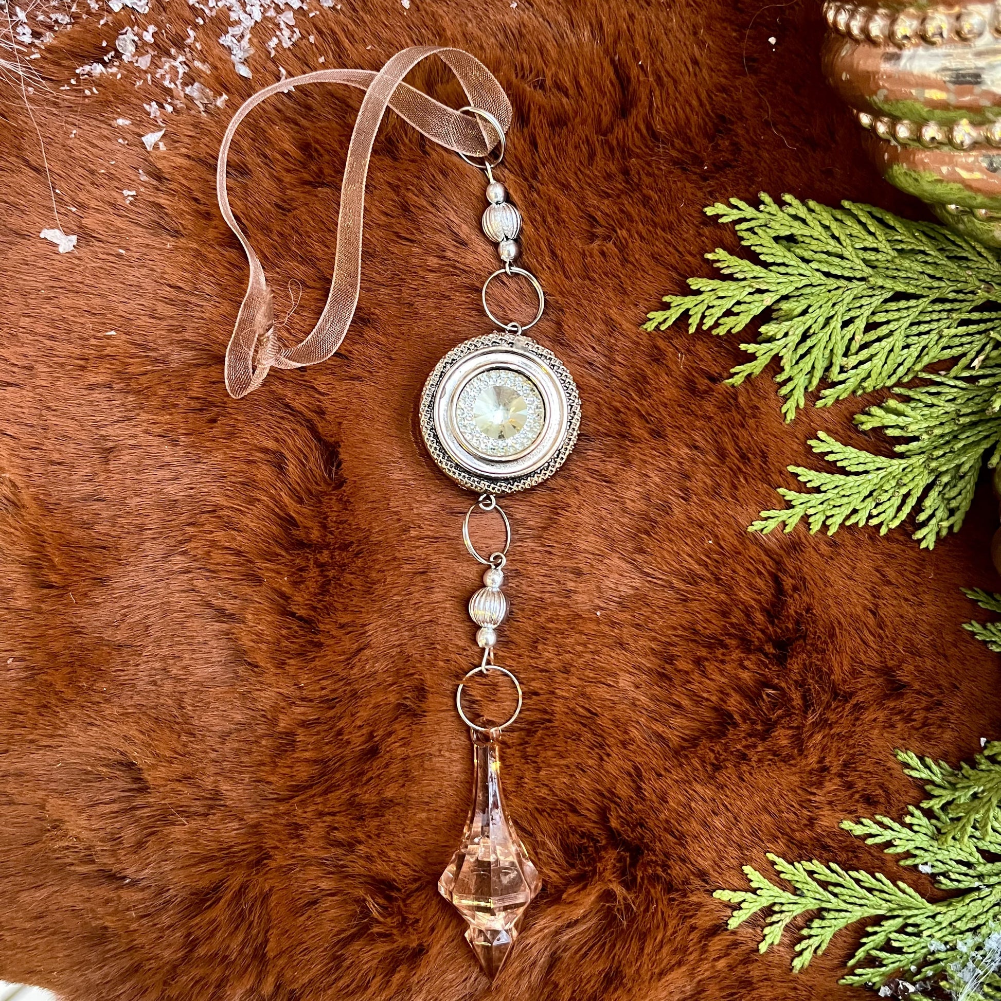 Verzaubere dein Zuhause mit diesem eleganten Hänger. Das Lichtspiel dieses schicken Ornaments verleiht deinem Raum eine besondere Stimmung und ist ein wahrer Hingucker. Perfekt für die Festtagsdekoration oder das ganze Jahr über. Maße: ca. 15,0cm + Hänger 
Farben: Apricot, Rosé Material: Kunststoff, Metall, Stoff