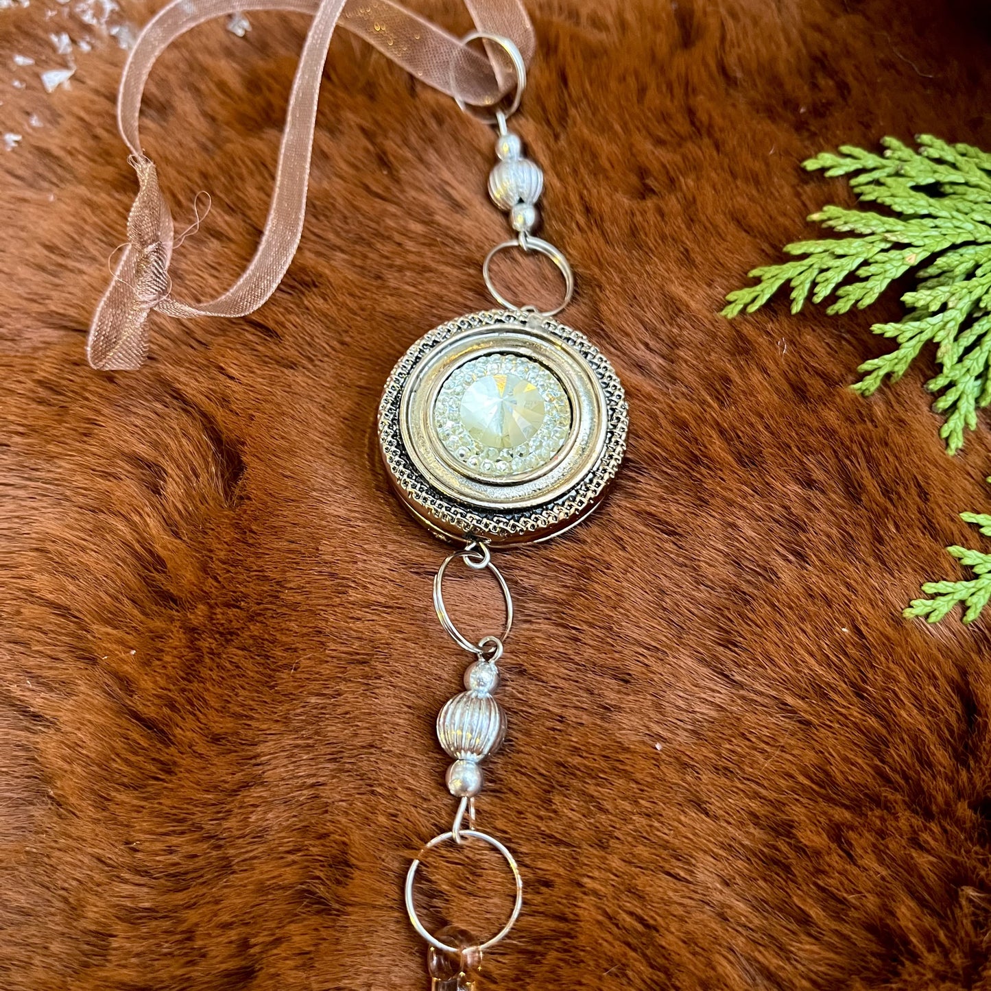 Verzaubere dein Zuhause mit diesem eleganten Hänger. Das Lichtspiel dieses schicken Ornaments verleiht deinem Raum eine besondere Stimmung und ist ein wahrer Hingucker. Perfekt für die Festtagsdekoration oder das ganze Jahr über. Maße: ca. 15,0cm + Hänger 
Farben: Apricot, Rosé Material: Kunststoff, Metall, Stoff