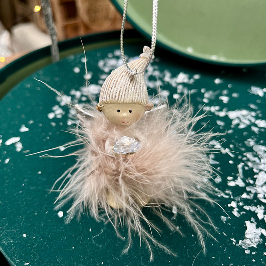 Ein kleiner Überbringer der Liebe.
Ob stehend oder hängend: Dieser Federengel bringt mit seinem Stern auf der Zipfelmütze himmlische Eleganz in euer Zuhause.
Maße: ca. 8,0 cm + Anhänger
Material: Poly, Feder
Farben: braun, silber
Lieferumfang: 1 Federengel in der ausgesuchten Variante