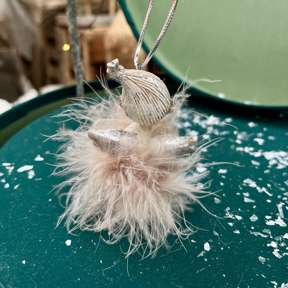 Ob stehend oder hängend: Dieser Federengel bringt mit seinem Stern auf der Zipfelmütze himmlische Eleganz in euer Zuhause.
Maße: ca. 8,0 cm + Anhänger
Material: Poly, Feder
Farben: braun, silber
Lieferumfang: 1 Federengel in der ausgesuchten Variante