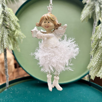 Dieser bezaubernde Engel bringt himmlischen Glanz in deine Weihnachtsdekoration. Er ist in zwei Varianten erhältlich.
Maße: ca. 11,0 cm + Anhänger
Material: Poly, Stoff, Metall
Farben: weiß, silber
Lieferumfang: 1 Engel in der ausgesuchten Variante