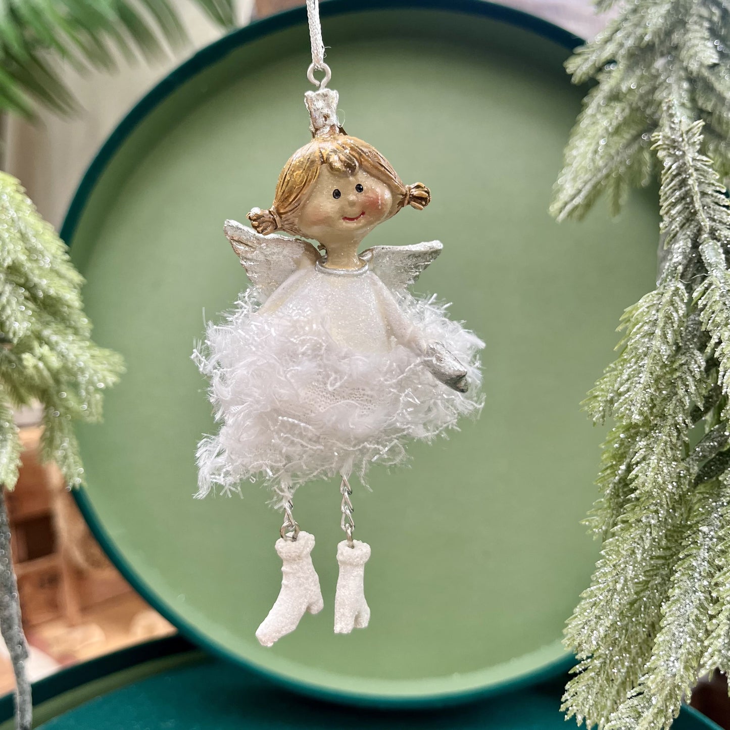 Dieser bezaubernde Engel bringt himmlischen Glanz in deine Weihnachtsdekoration. Er ist in zwei Varianten erhältlich.
Maße: ca. 11,0 cm + Anhänger
Material: Poly, Stoff, Metall
Farben: weiß, silber
Lieferumfang: 1 Engel in der ausgesuchten Variante