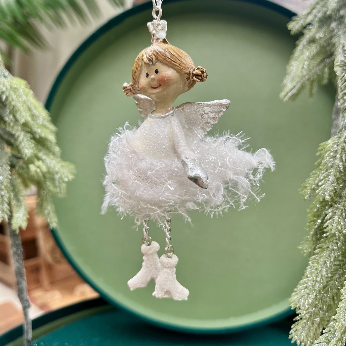 Dieser bezaubernde Engel bringt himmlischen Glanz in deine Weihnachtsdekoration. Er ist in zwei Varianten erhältlich.
Maße: ca. 11,0 cm + Anhänger
Material: Poly, Stoff, Metall
Farben: weiß, silber
Lieferumfang: 1 Engel in der ausgesuchten Variante
