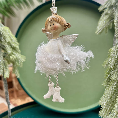 Dieser bezaubernde Engel bringt himmlischen Glanz in deine Weihnachtsdekoration. Er ist in zwei Varianten erhältlich.
Maße: ca. 11,0 cm + Anhänger
Material: Poly, Stoff, Metall
Farben: weiß, silber
Lieferumfang: 1 Engel in der ausgesuchten Variante
