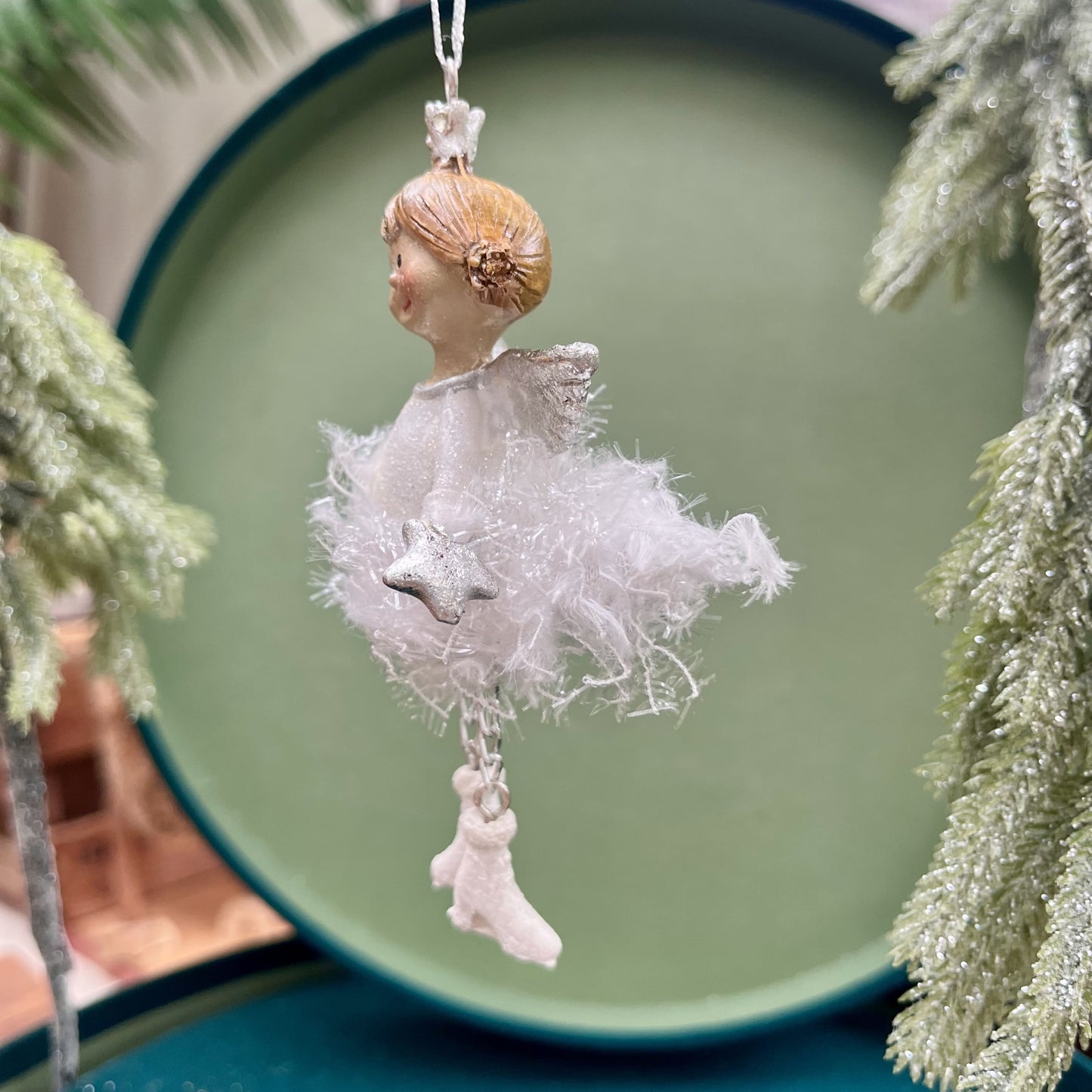 Dieser bezaubernde Engel bringt himmlischen Glanz in deine Weihnachtsdekoration. Er ist in zwei Varianten erhältlich.
Maße: ca. 11,0 cm + Anhänger
Material: Poly, Stoff, Metall
Farben: weiß, silber
Lieferumfang: 1 Engel in der ausgesuchten Variante