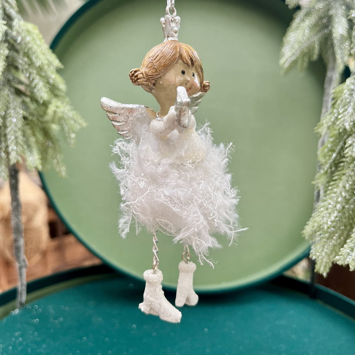 Dieser bezaubernde Engel bringt himmlischen Glanz in deine Weihnachtsdekoration. Er ist in zwei Varianten erhältlich.
Maße: ca. 11,0 cm + Anhänger
Material: Poly, Stoff, Metall
Farben: weiß, silber
Lieferumfang: 1 Engel in der ausgesuchten Variante