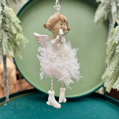 Dieser bezaubernde Engel bringt himmlischen Glanz in deine Weihnachtsdekoration. Er ist in zwei Varianten erhältlich.
Maße: ca. 11,0 cm + Anhänger
Material: Poly, Stoff, Metall
Farben: weiß, silber
Lieferumfang: 1 Engel in der ausgesuchten Variante
