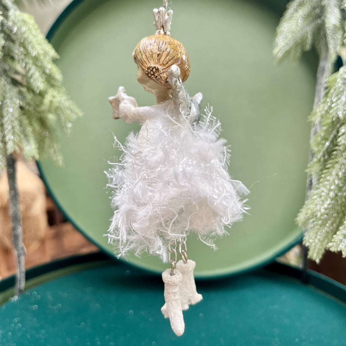 Dieser bezaubernde Engel bringt himmlischen Glanz in deine Weihnachtsdekoration. Er ist in zwei Varianten erhältlich.
Maße: ca. 11,0 cm + Anhänger
Material: Poly, Stoff, Metall
Farben: weiß, silber
Lieferumfang: 1 Engel in der ausgesuchten Variante