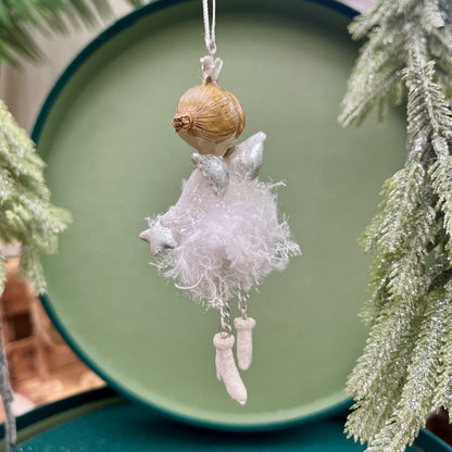 Dieser bezaubernde Engel bringt himmlischen Glanz in deine Weihnachtsdekoration. Er ist in zwei Varianten erhältlich.
Maße: ca. 11,0 cm + Anhänger
Material: Poly, Stoff, Metall
Farben: weiß, silber
Lieferumfang: 1 Engel in der ausgesuchten Variante