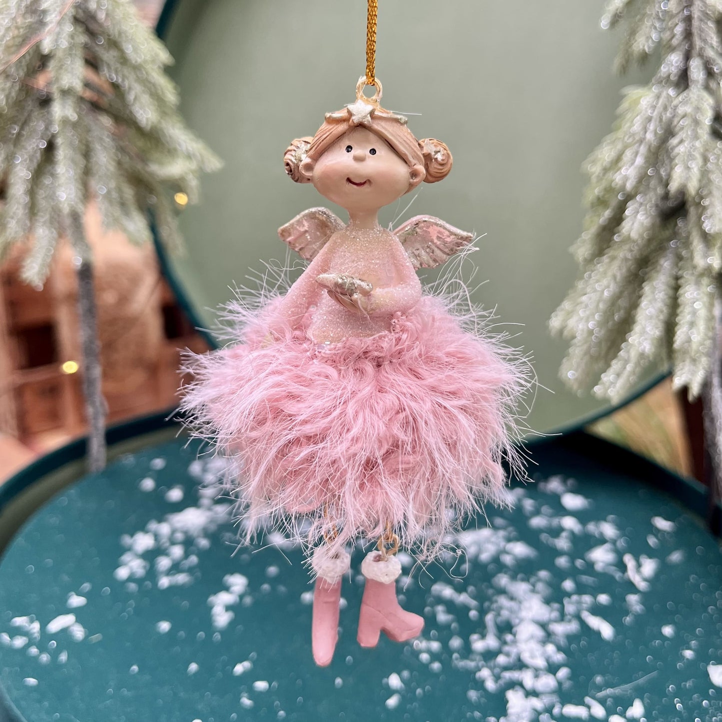 Dieser bezaubernde Engel bringt himmlischen Glanz in deine Weihnachtsdekoration. Er ist in zwei Varianten erhältlich.
Maße: ca. 11,0 cm + Anhänger
Material: Poly, Stoff, Metall
Farben: rosa, champagner, gold
Lieferumfang: 1 Engel in der ausgesuchten Variante