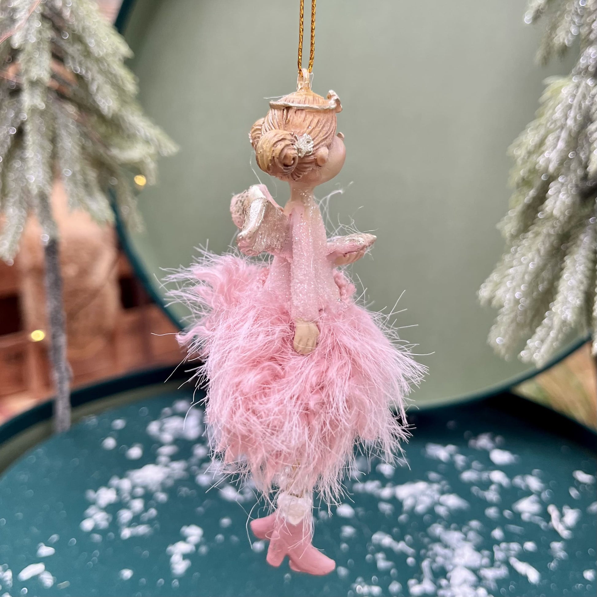 Dieser bezaubernde Engel bringt himmlischen Glanz in deine Weihnachtsdekoration. Er ist in zwei Varianten erhältlich.
Maße: ca. 11,0 cm + Anhänger
Material: Poly, Stoff, Metall
Farben: rosa, champagner, gold
Lieferumfang: 1 Engel in der ausgesuchten Variante
