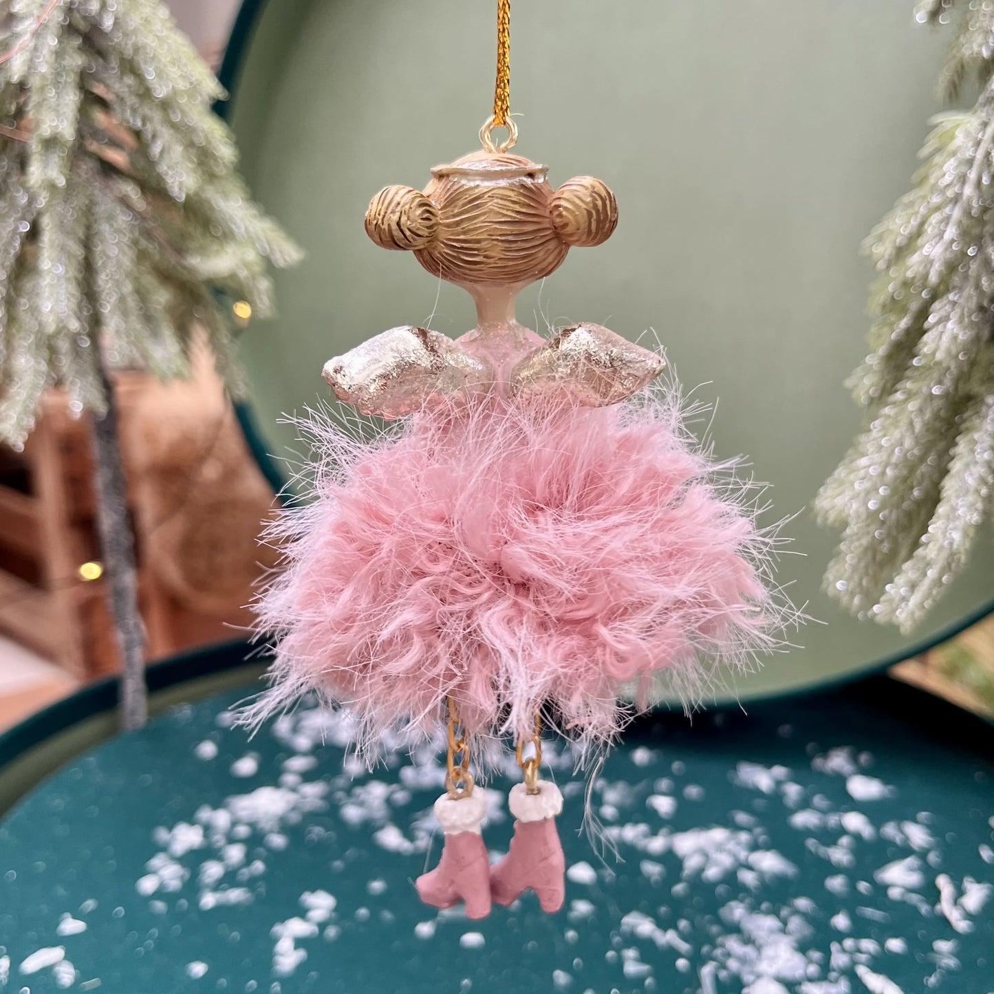 Dieser bezaubernde Engel bringt himmlischen Glanz in deine Weihnachtsdekoration. Er ist in zwei Varianten erhältlich.
Maße: ca. 11,0 cm + Anhänger
Material: Poly, Stoff, Metall
Farben: rosa, champagner, gold
Lieferumfang: 1 Engel in der ausgesuchten Variante