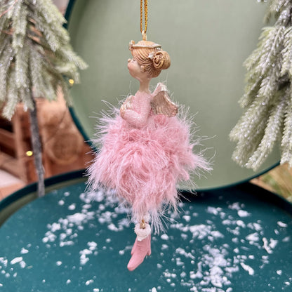 Dieser bezaubernde Engel bringt himmlischen Glanz in deine Weihnachtsdekoration. Er ist in zwei Varianten erhältlich.
Maße: ca. 11,0 cm + Anhänger
Material: Poly, Stoff, Metall
Farben: rosa, champagner, gold
Lieferumfang: 1 Engel in der ausgesuchten Variante