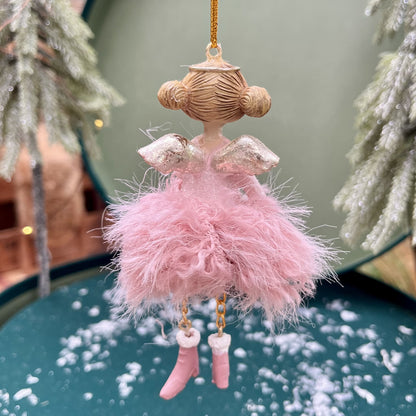 Dieser bezaubernde Engel bringt himmlischen Glanz in deine Weihnachtsdekoration. Er ist in zwei Varianten erhältlich.
Maße: ca. 11,0 cm + Anhänger
Material: Poly, Stoff, Metall
Farben: rosa, champagner, gold
Lieferumfang: 1 Engel in der ausgesuchten Variante