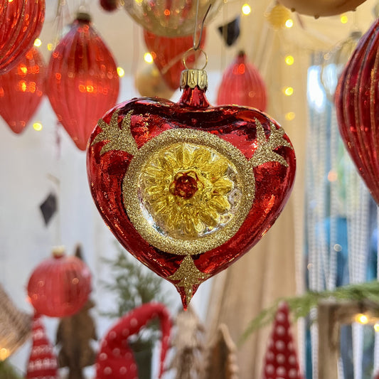 Dieses Reflexherz ist ein Meisterwerk traditioneller Glaskunst aus Lauscha / Thüringen – mundgeblasen und liebevoll von Hand gefertigt.
Als Teil unserer Kollektion ältester Hohlglas-Schmucktechniken ist dieses Stück nicht nur ein jährlicher Begleiter, sondern ein vererbbarer Schatz mit Wertsteigerung, der Generationen Freude bereitet