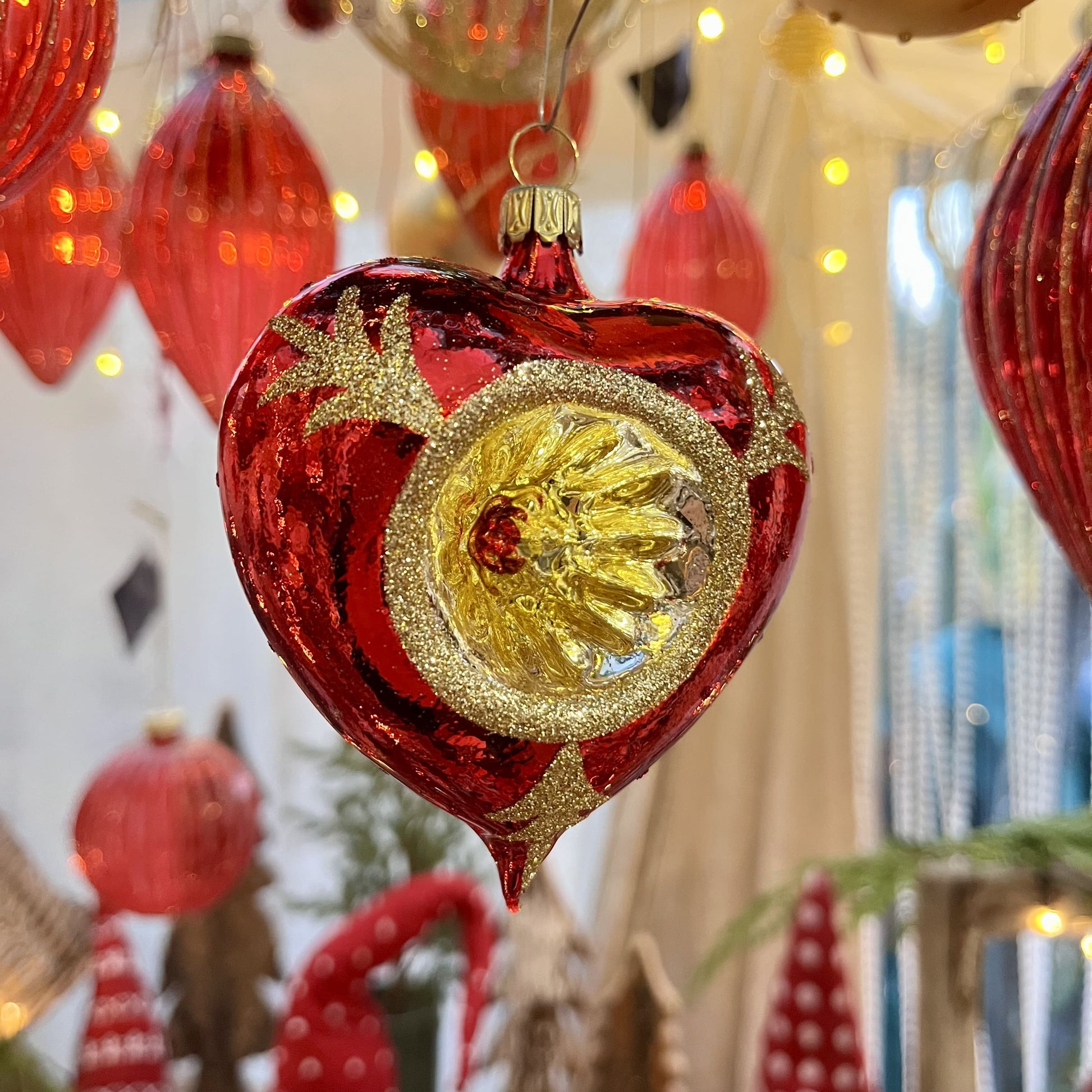 Dieses rote Reflexherz ist ein Meisterwerk traditioneller Glaskunst aus Lauscha / Thüringen – mundgeblasen und liebevoll von Hand gefertigt.
Als Teil unserer Kollektion ältester Hohlglas-Schmucktechniken ist dieses Stück nicht nur ein jährlicher Begleiter, sondern ein vererbbarer Schatz mit Wertsteigerung, der Generationen Freude bereitet