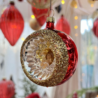 Diese Reflexkugel mit Jesuskind ist ein Meisterwerk traditioneller Glaskunst aus Lauscha / Thüringen – mundgeblasen und liebevoll von Hand gefertigt. Als Teil unserer Kollektion ältester Hohlglas-Schmucktechniken ist dieses Stück nicht nur ein jährlicher Begleiter, sondern ein vererbbarer Schatz mit Wertsteigerung, der Generationen Freude bereitet