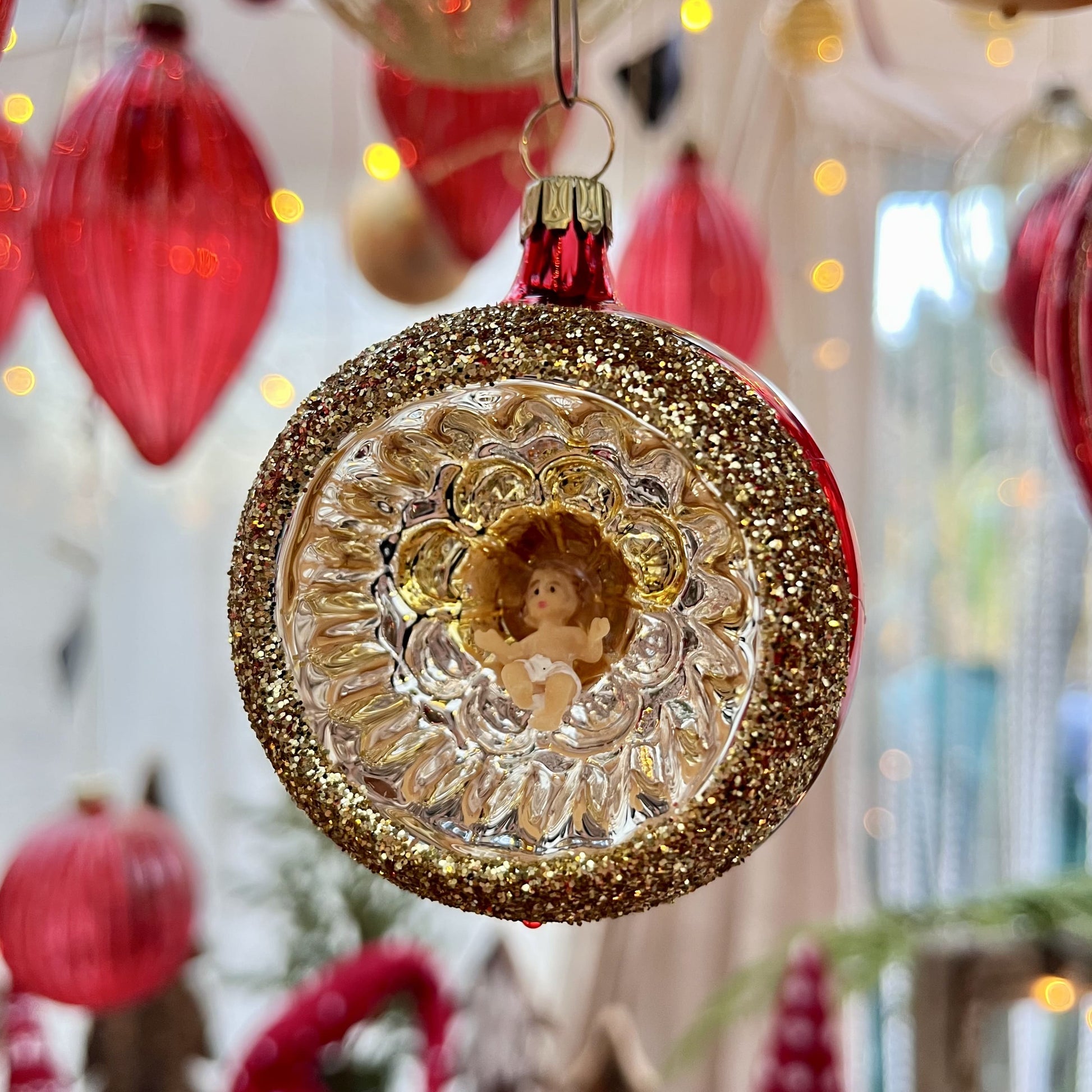 Diese Reflexkugel mit Jesuskind ist ein Meisterwerk traditioneller Glaskunst aus Lauscha / Thüringen – mundgeblasen und liebevoll von Hand gefertigt. Als Teil unserer Kollektion ältester Hohlglas-Schmucktechniken ist dieses Stück nicht nur ein jährlicher Begleiter, sondern ein vererbbarer Schatz mit Wertsteigerung, der Generationen Freude bereitet