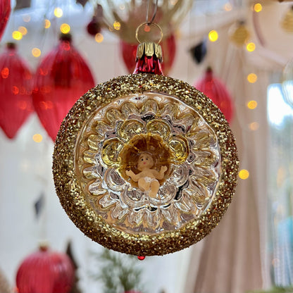 Diese Reflexkugel mit Jesuskind ist ein Meisterwerk traditioneller Glaskunst aus Lauscha / Thüringen – mundgeblasen und liebevoll von Hand gefertigt. Als Teil unserer Kollektion ältester Hohlglas-Schmucktechniken ist dieses Stück nicht nur ein jährlicher Begleiter, sondern ein vererbbarer Schatz mit Wertsteigerung, der Generationen Freude bereitet