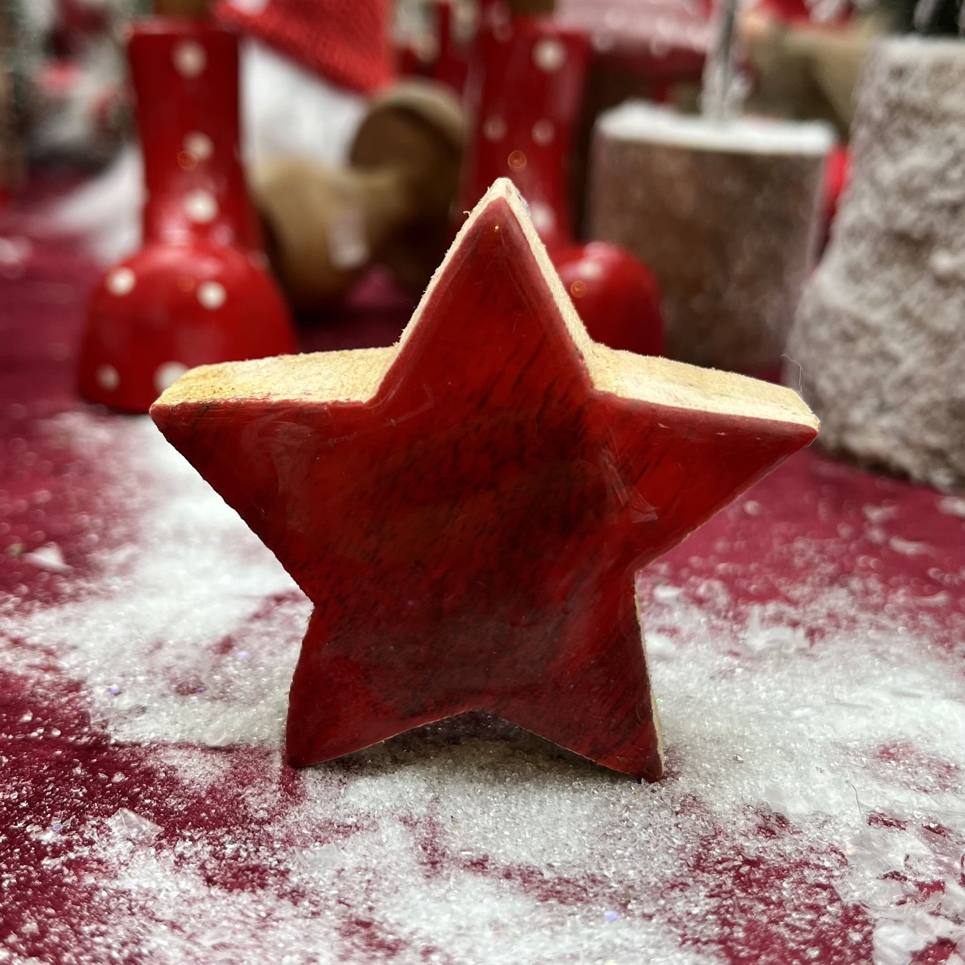 Roter Deko Stern aus Mangoholz. 
Maße: ca. 6,0 x 2,5 cm
Material: Mangoholz
Farben: rot, braun (die Rottöne können variieren)