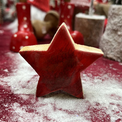 Roter Deko Stern aus Mangoholz. 
Maße: ca. 6,0 x 2,5 cm
Material: Mangoholz
Farben: rot, braun (die Rottöne können variieren)