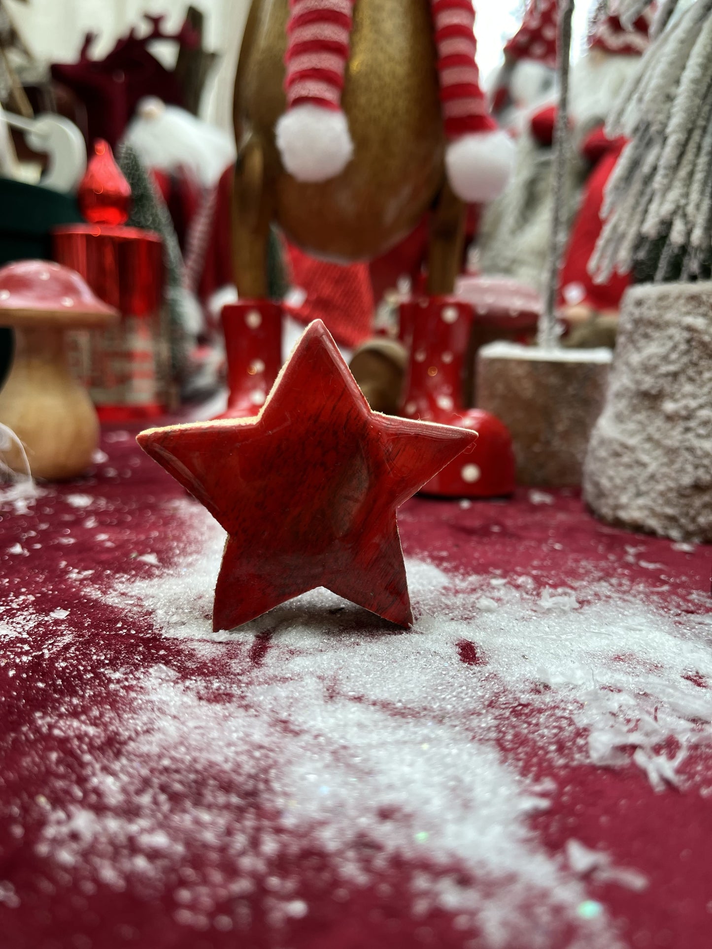 Roter Deko Stern aus Mangoholz. 
Maße: ca. 6,0 x 2,5 cm
Material: Mangoholz
Farben: rot, braun (die Rottöne können variieren)