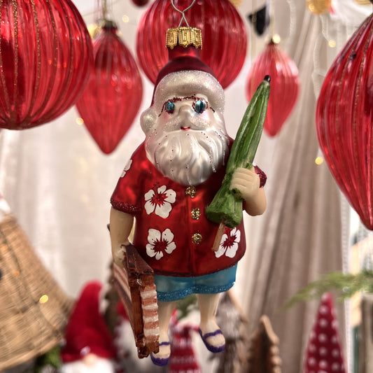 Diese Christbaumkugel bringt eine erfrischende Prise Urlaubsfeeling in dein Zuhause. Mit dem charmanten Motiv "Santa on the Beach" wird dein Weihnachtsbaum zum echten Hingucker! Die hochwertige Glaskugel ist ein wunderbar originelles Accessoire für eine ganz persönliche Weihnachtsdeko