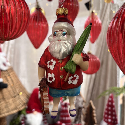 Diese Christbaumkugel bringt eine erfrischende Prise Urlaubsfeeling in dein Zuhause. Mit dem charmanten Motiv "Santa on the Beach" wird dein Weihnachtsbaum zum echten Hingucker! Die hochwertige Glaskugel ist ein wunderbar originelles Accessoire für eine ganz persönliche Weihnachtsdeko