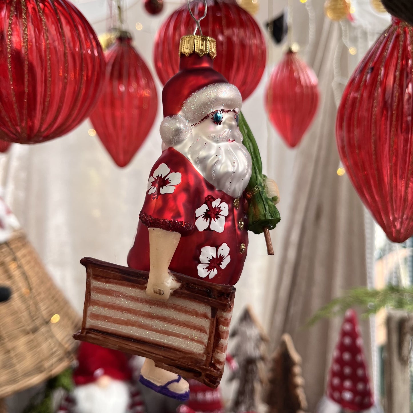 Diese Christbaumkugel bringt eine erfrischende Prise Urlaubsfeeling in dein Zuhause. Mit dem charmanten Motiv "Santa on the Beach" wird dein Weihnachtsbaum zum echten Hingucker! Die hochwertige Glaskugel ist ein wunderbar originelles Accessoire für eine ganz persönliche Weihnachtsdeko