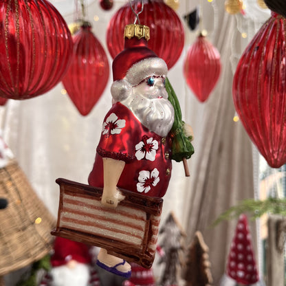 Diese Christbaumkugel bringt eine erfrischende Prise Urlaubsfeeling in dein Zuhause. Mit dem charmanten Motiv "Santa on the Beach" wird dein Weihnachtsbaum zum echten Hingucker! Die hochwertige Glaskugel ist ein wunderbar originelles Accessoire für eine ganz persönliche Weihnachtsdeko