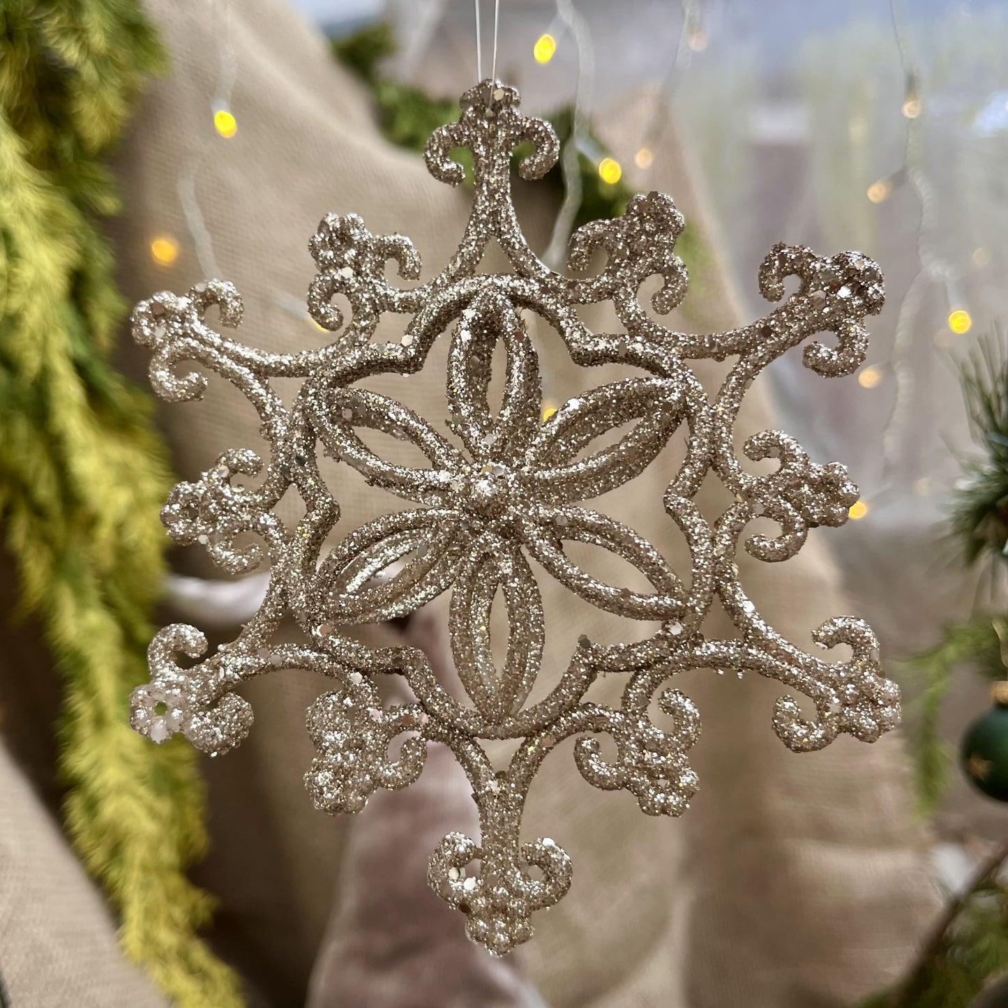 Schneeflocke zum Hängen in champagner mit einem Durchmesser von 12,5 cm - Material Kunststoff