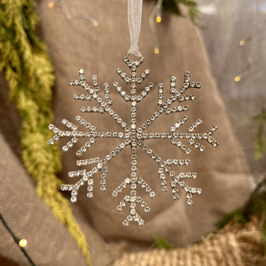 Schneeflocke aus Metall mit Strass besetzt zum Hängen - Maße: ca. D 8,5 cm +Hänger - Material: Metall, Strass - Farbe: silber