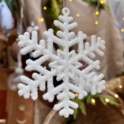 Diese zarte Schneeflocke glitzert dezent und bietet sich hervorragend für eine Dekoration auch noch nach Weihnachten an. Maße: 10 x H 10 cm + 7 cm Hänger,  Farbe weiß,  Material Kunststoff