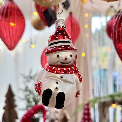 Dieser charmante Schneemann ist ein Meisterwerk traditioneller Böhmischer Glaskunst – mundgeblasen und liebevoll von Hand gefertigt.
Als Teil unserer Kollektion ältester Hohlglas-Schmucktechniken ist dieses Stück nicht nur ein jährlicher Begleiter, sondern ein vererbbarer Schatz mit Wertsteigerung, der Generationen Freude bereitet