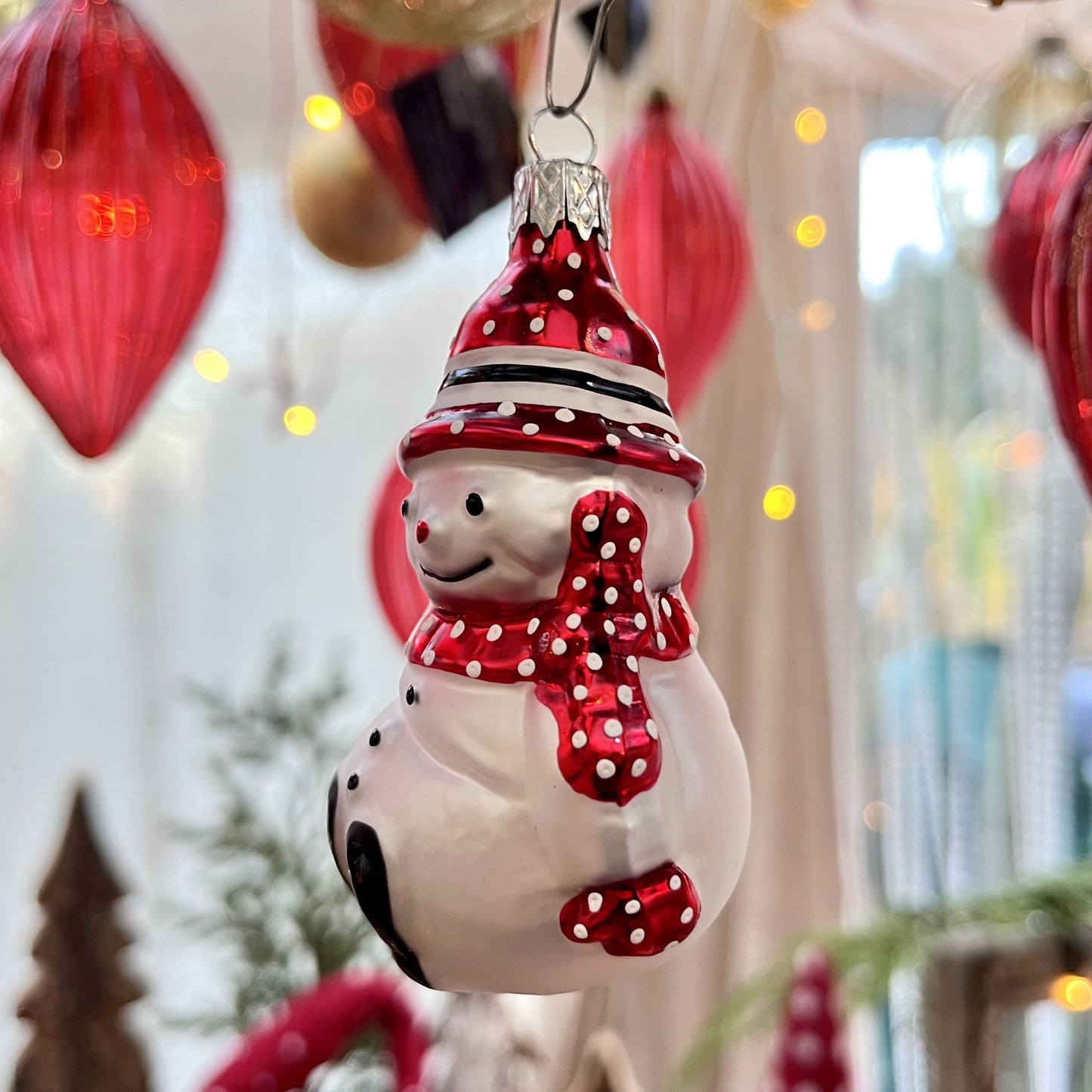 Dieser charmante Schneemann ist ein Meisterwerk traditioneller Böhmischer Glaskunst – mundgeblasen und liebevoll von Hand gefertigt.
Als Teil unserer Kollektion ältester Hohlglas-Schmucktechniken ist dieses Stück nicht nur ein jährlicher Begleiter, sondern ein vererbbarer Schatz mit Wertsteigerung, der Generationen Freude bereitet